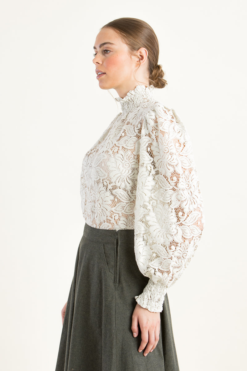 Kinga Mathe Spitzen-Trachtenbluse Aurelia ivory Getragen | Kinga Mathe Lace Trachtenbluse Aurelia ivory worn