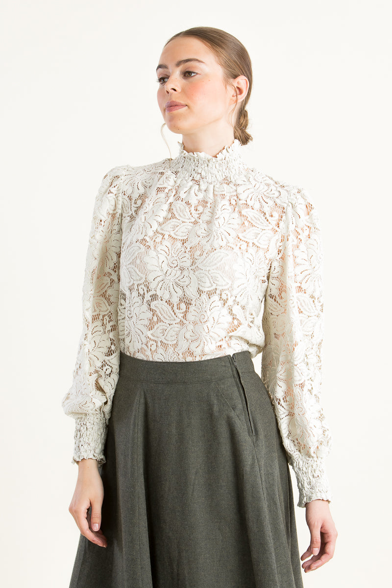 Kinga Mathe Spitzen-Trachtenbluse Aurelia ivory Vorderansicht | Kinga Mathe Lace Trachtenbluse Aurelia ivory front view