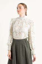 Kinga Mathe Spitzen-Trachtenbluse Aurelia ivory Vorderansicht | Kinga Mathe Lace Trachtenbluse Aurelia ivory front view