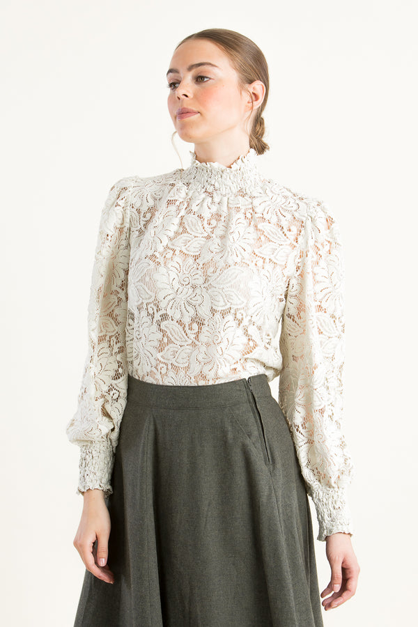 Kinga Mathe Spitzen-Trachtenbluse Aurelia ivory Vorderansicht | Kinga Mathe Lace Trachtenbluse Aurelia ivory front view