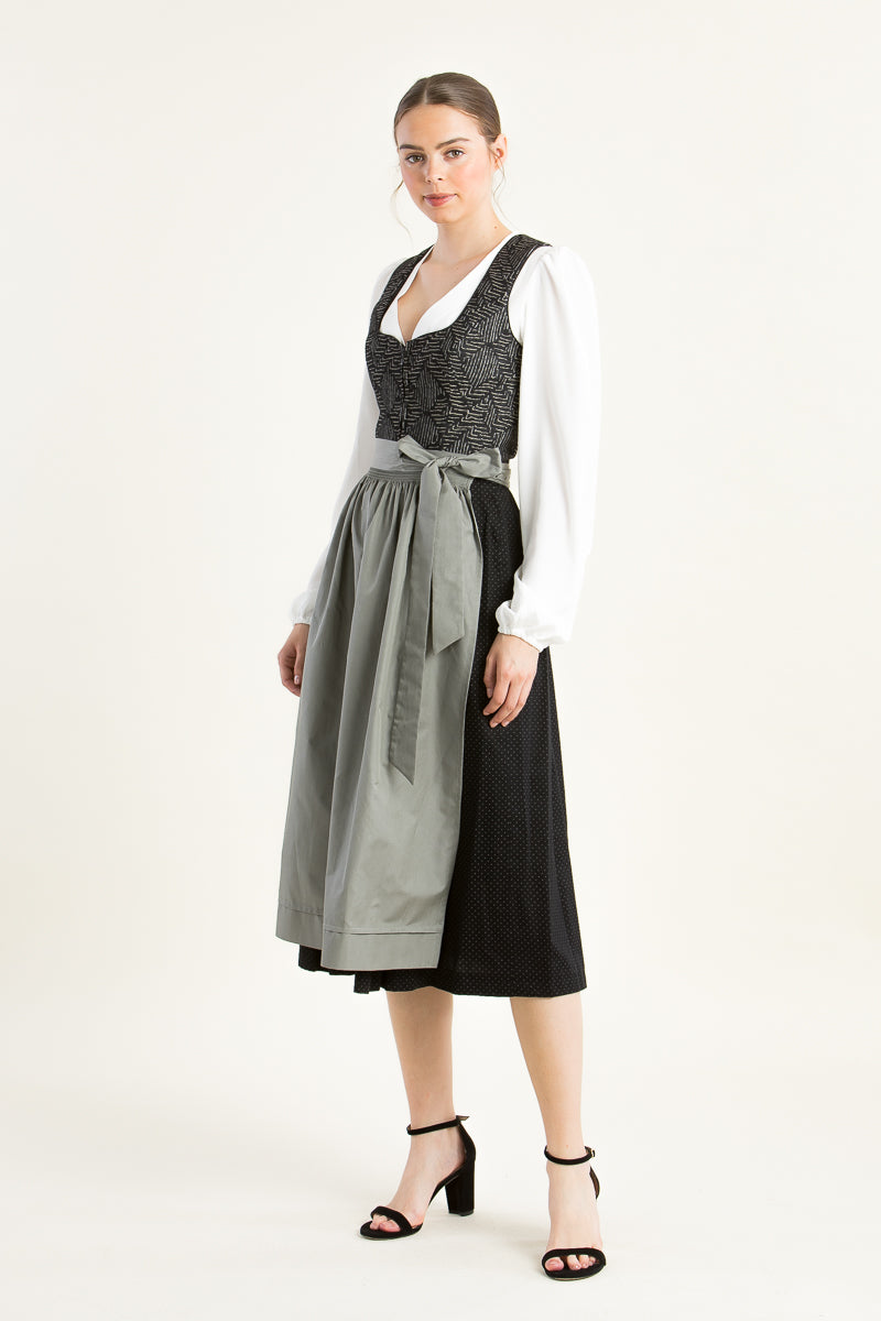 Wenger Dirndl Isi schwarz Getragen | Wenger Dirndl Isi black worn