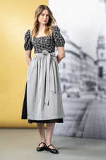 Almliebe Dirndlschürze Zenzi Anthrazit Getragen Dreiteiler | Almliebe dirndl apron Zenzi anthracite worn three-piece