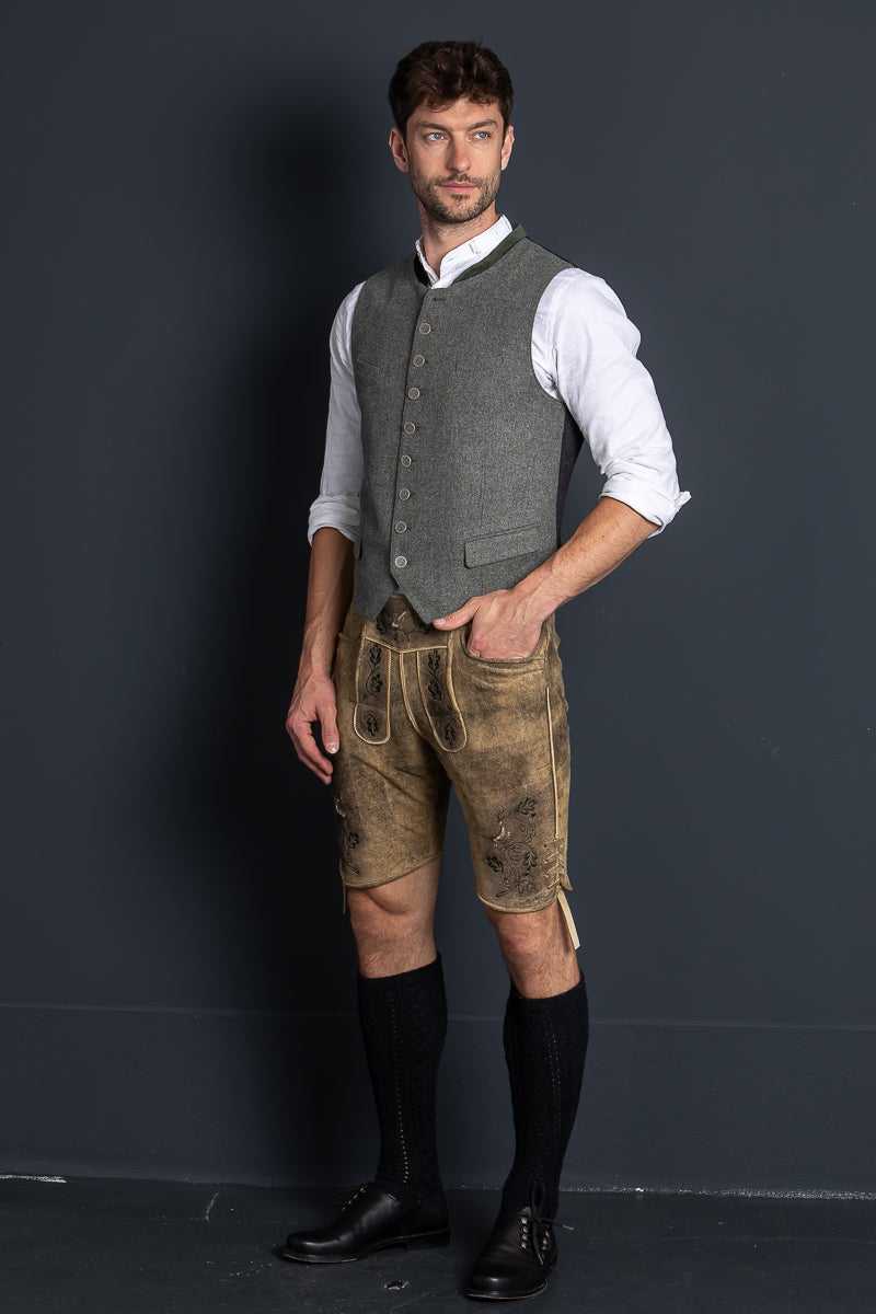 Beckert Lederhose St. Gallen Mustang Grün Detail Latz | Beckert Lederhose St. Gallen Mustang Green bib detail