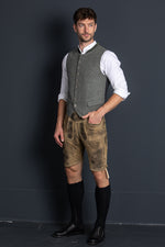 Beckert Lederhose St. Gallen Mustang Grün Detail Latz | Beckert Lederhose St. Gallen Mustang Green bib detail