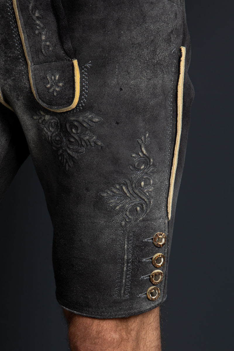 Ostarrichi Hirschlederhose Donau dunkelgrau Detail Reliefstick | Ostarrichi Hirschlederhose Donau dark grey relief embroidery detail