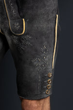 Ostarrichi Hirschlederhose Donau dunkelgrau Detail Reliefstick | Ostarrichi Hirschlederhose Donau dark grey relief embroidery detail