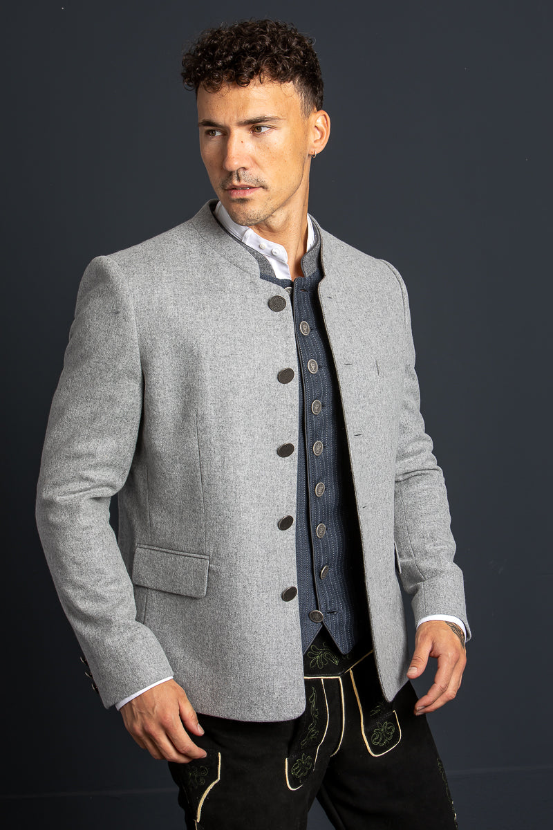 Almliebe Trachtenjanker Tschamsdara hellgrau Getragen | Almliebe traditional jacket Tschamsdara light grey worn