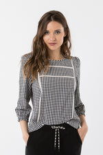 Almliebe Trachtenbluse Hochfelln schwarz/weiß Detail Spitzenborte | Almliebe Trachtenbluse Hochfelln black/white lace trim detail
