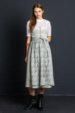 Almliebe Samtdirndl Boarische Braut grau Detail Mieder | Almliebe velvet dirndl Boarische Braut grey bodice detail