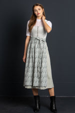 Almliebe Samtdirndl Boarische Braut grau Detail Schürze | Almliebe velvet dirndl Boarische Braut grey apron detail