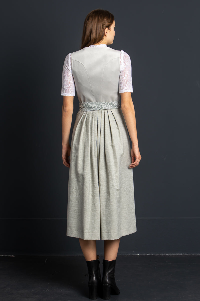 Almliebe Samtdirndl Boarische Braut grau Getragen | Almliebe velvet dirndl Boarische Braut grey worn