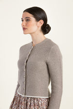 fei scho schee Strickjanker taupe Rückansicht | fei scho schee Knit Janker taupe back view