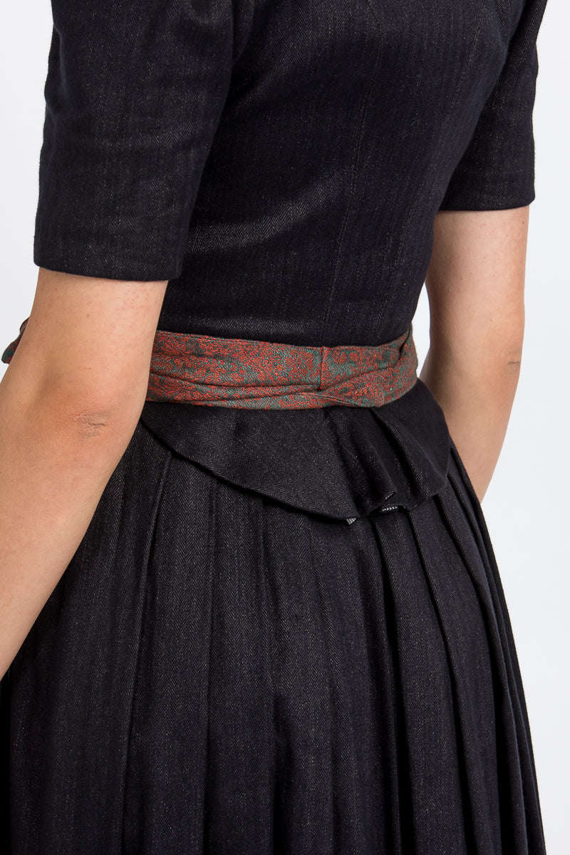 Gottseidank Dirndl Hanni carbonblau Detail Schließe | Gottseidank Dirndl Hanni carbon blue clasp detail