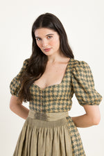 Gottseidank Ärmeldirndl Carolina bronzegrün Detail Schürze | Gottseidank sleeved dirndl Carolina bronze green apron detail