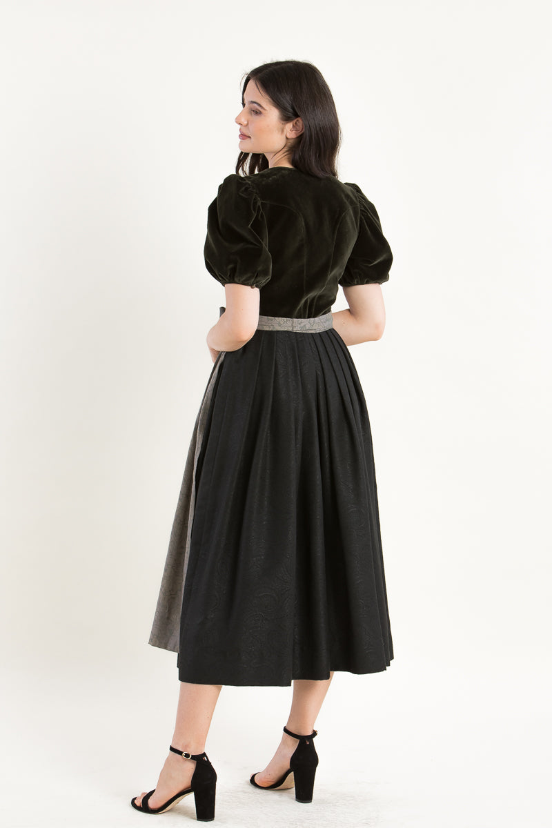 Gottseidank Samtdirndl Lina bronzegrün Knopfdetail | Gottseidank velvet dirndl Lina bronze green button detail