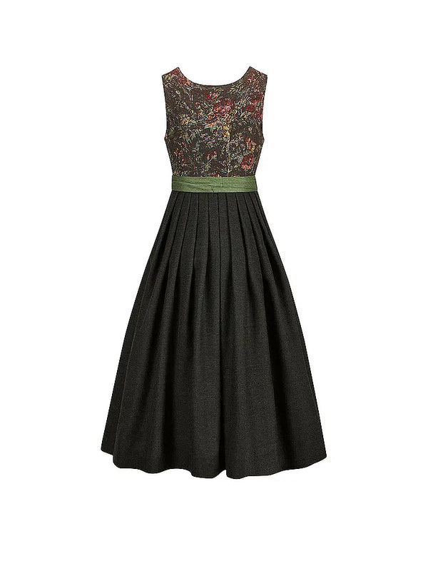 Gemustertes Jacquard Dirndl von Gottseidank. Rückenansicht.