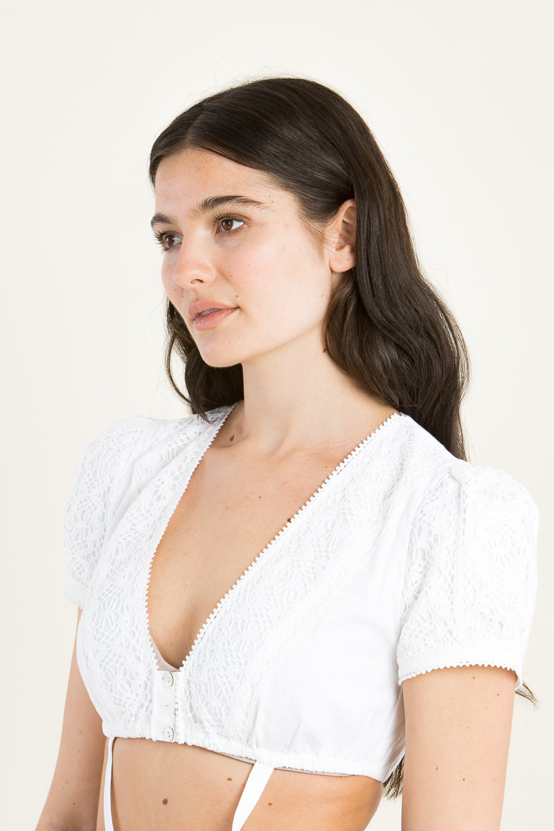 Gottseidank Dirndlbluse Liesbeth weiß Detail V-Ausschnitt | Gottseidank Dirndl Blouse Liesbeth white V-neck detail