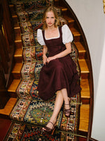Gottseidank Dirndlbluse mit Puffarm weiß. Unter Bordeaux Dirndl Monika. 