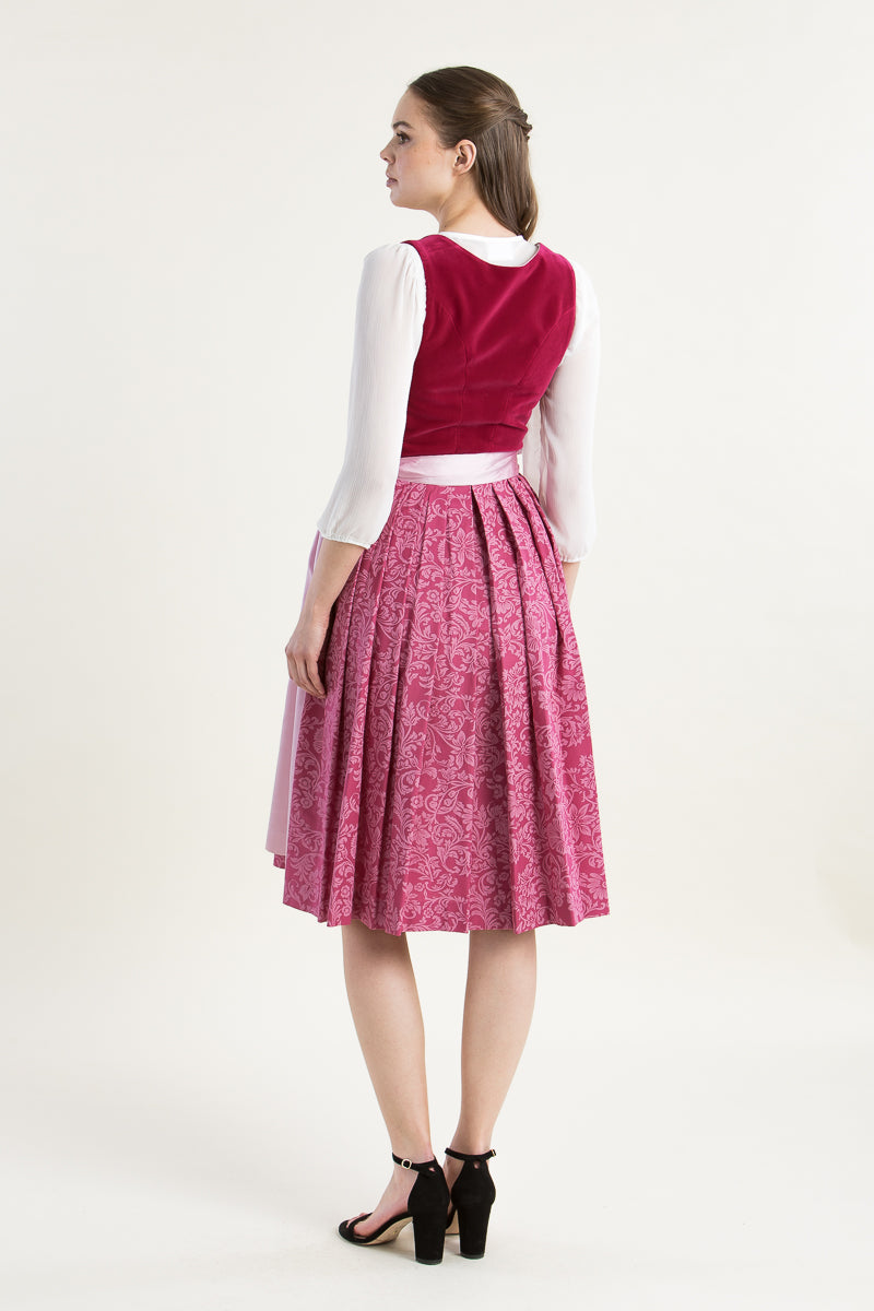 Hammerschmid Samtdirndl Plattensee pink getragen | Hammerschmid Samtdirndl Plattensee pink worn