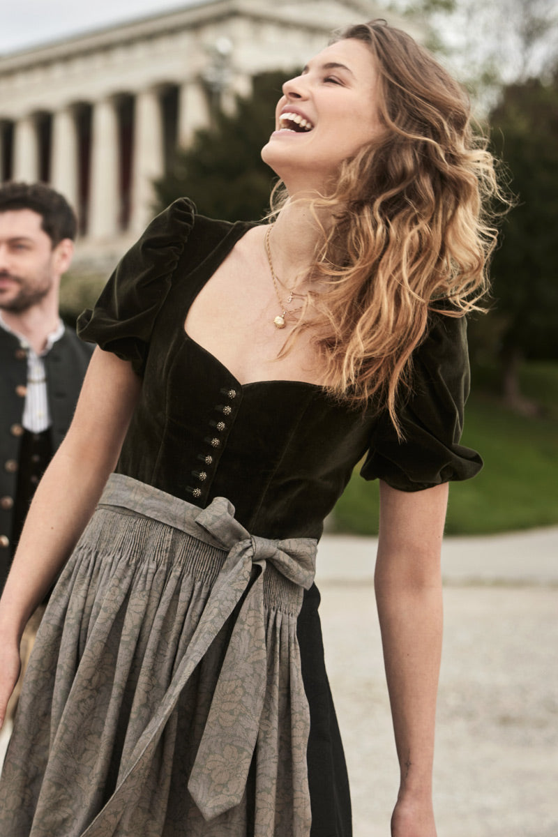 Gottseidank Samtdirndl Lina bronzegrün Stilbild | Gottseidank velvet dirndl Lina bronze green style