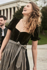 Gottseidank Samtdirndl Lina bronzegrün Stilbild | Gottseidank velvet dirndl Lina bronze green style