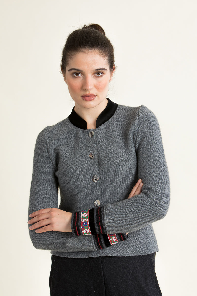 Heidi Trachtenstrickjacke Damen Grau Getragen | Heidi Women's Traditional Knit Jacket Grey worn