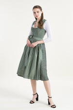Heimatglück Cord-Dirndl Anneliese salbei Detail Schürze | Heimatglück corduroy dirndl Anneliese sage apron detail
