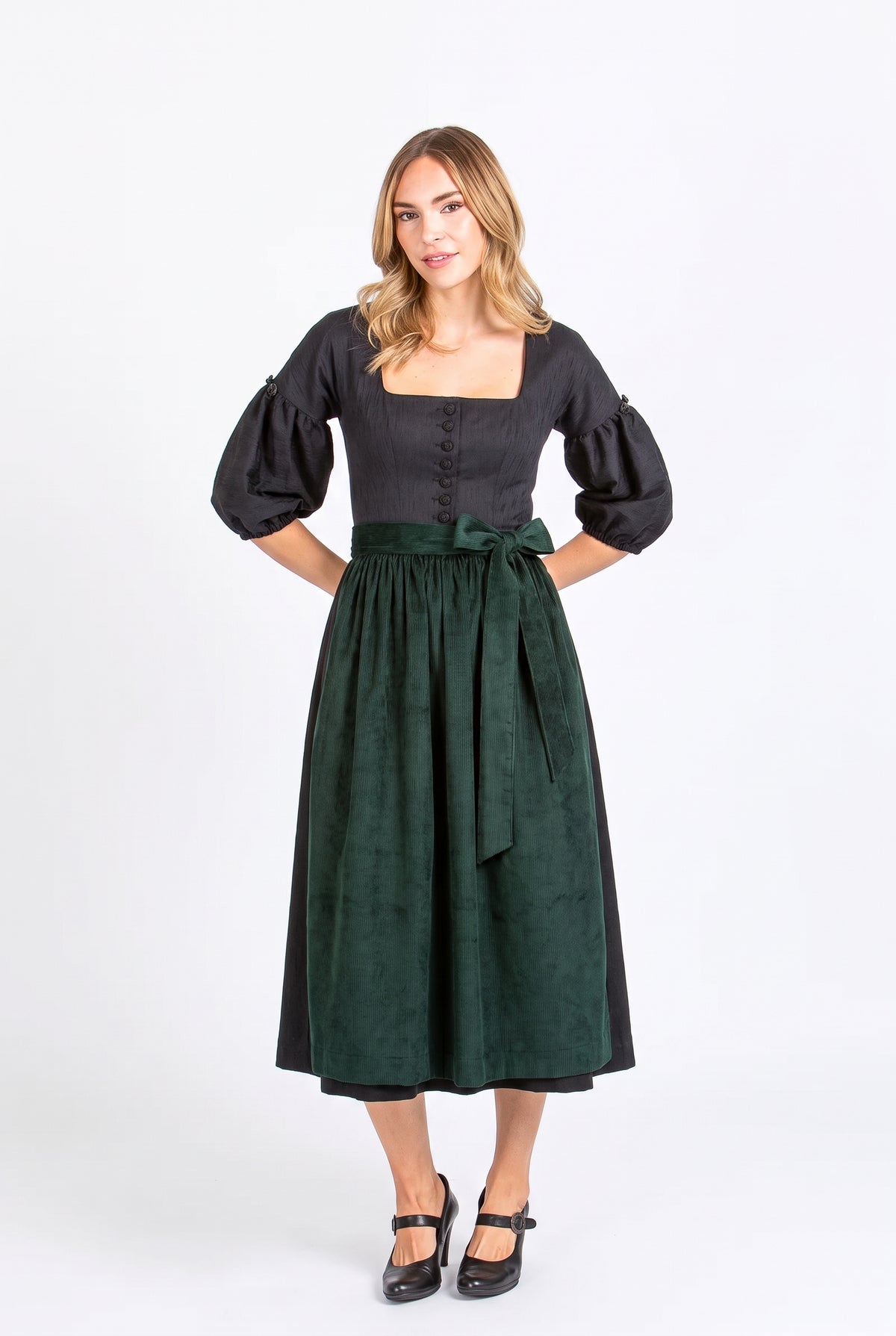 Almliebe Ärmeldirndl Josepha mit Broschen