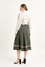 Kinga Mathe Spitzen-Trachtenbluse Aurelia ivory Detail Stehkragen | Kinga Mathe Lace Trachtenbluse Aurelia ivory stand collar detail