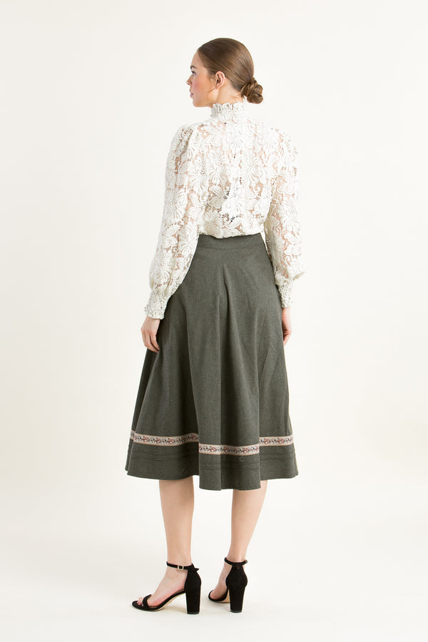 Kinga Mathe Spitzen-Trachtenbluse Aurelia ivory Detail Stehkragen | Kinga Mathe Lace Trachtenbluse Aurelia ivory stand collar detail