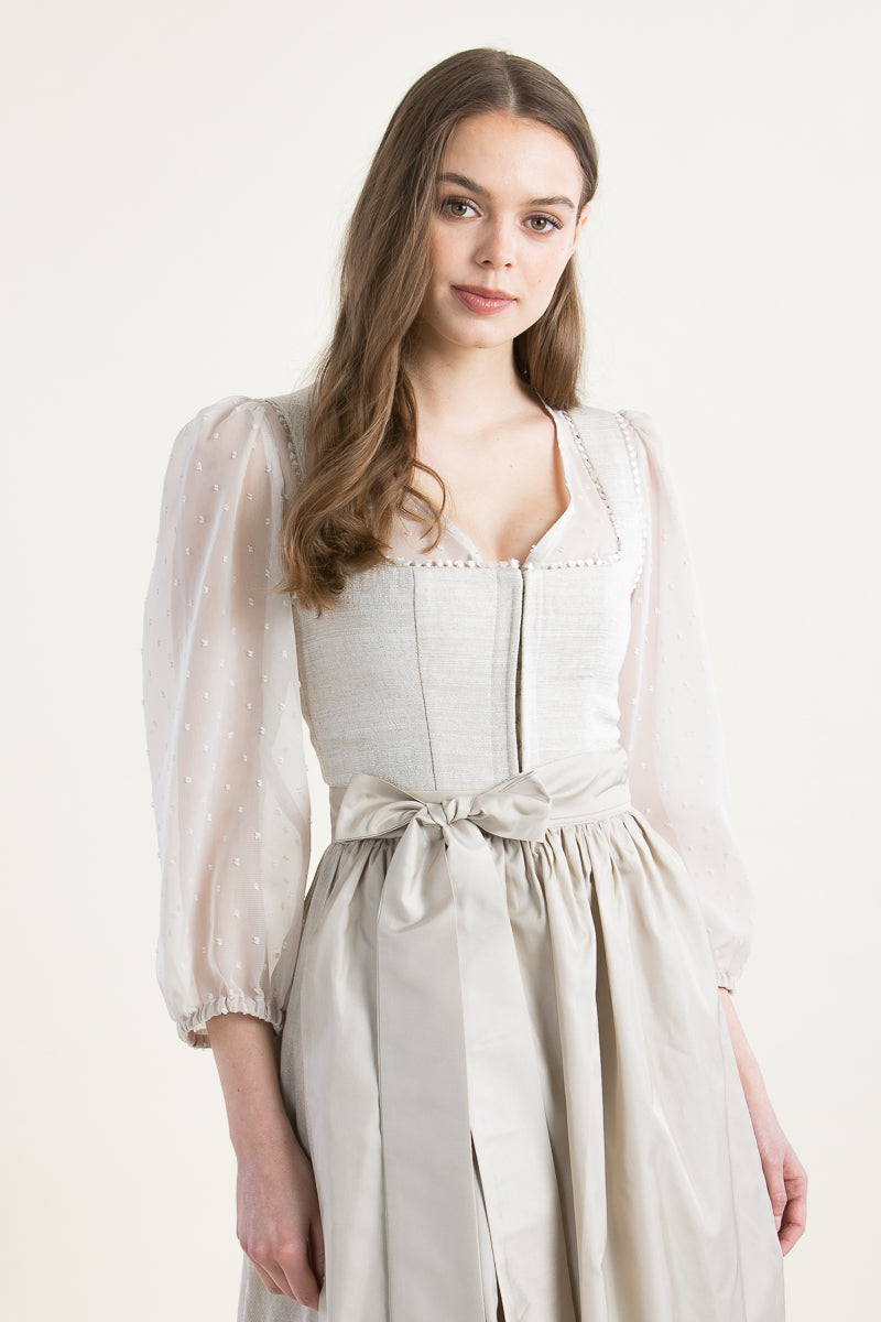 Kinga Mathe Hochzeitsdirndl Maranello creme Schürzendetail | Kinga Mathe wedding dirndl Maranello cream apron detail