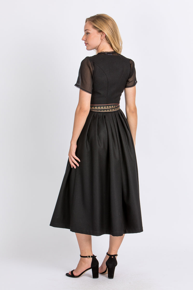 Madame Marie Dirndl Nymeria schwarz getragen | Madame Marie Dirndl Nymeria black worn