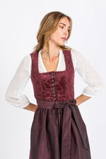 Dirndlbluse Solindra von Madame Marie mit 3/4 Arm und der Schnitt leicht oversized in der Frontansicht