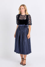 Madame Marie Samtdirndl Noctuna nachtblau getragen | Madame Marie Samtdirndl Noctuna night blue worn