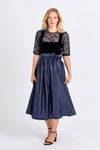 Madame Marie Samtdirndl Noctuna nachtblau Vorderansicht | Madame Marie Samtdirndl Noctuna night blue front view