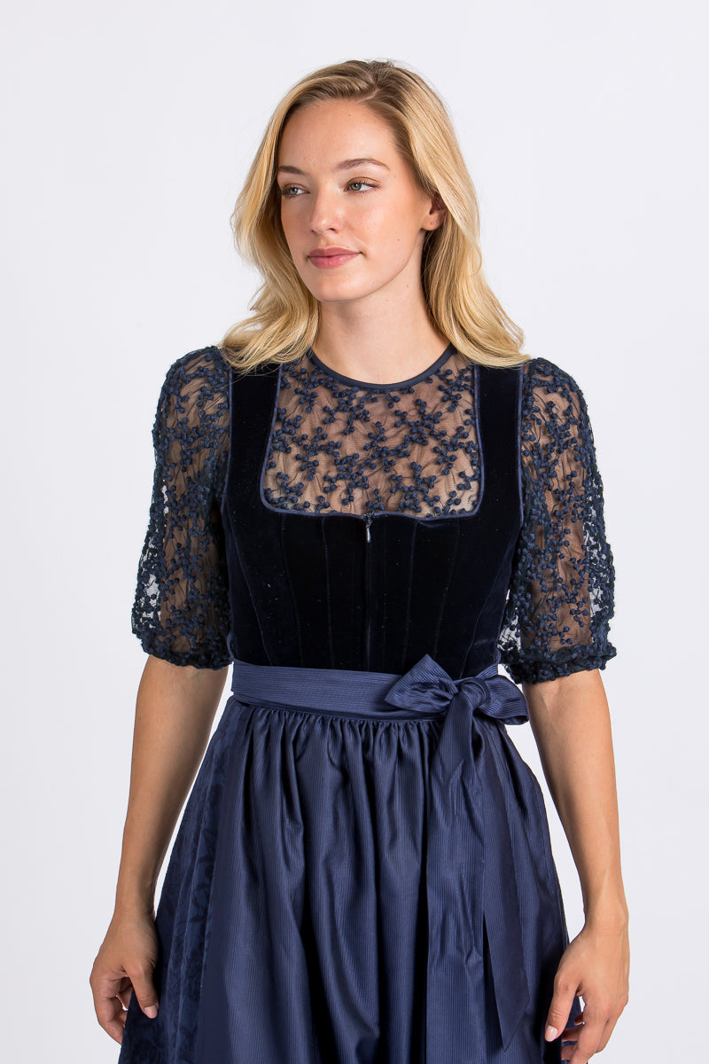 Madame Marie Samtdirndl Noctuna nachtblau Detail Ausschnitt | Madame Marie Samtdirndl Noctuna night blue neckline detail