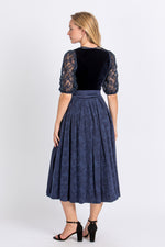 Madame Marie Samtdirndl Noctuna nachtblau Detail Schürze | Madame Marie Samtdirndl Noctuna night blue apron detail