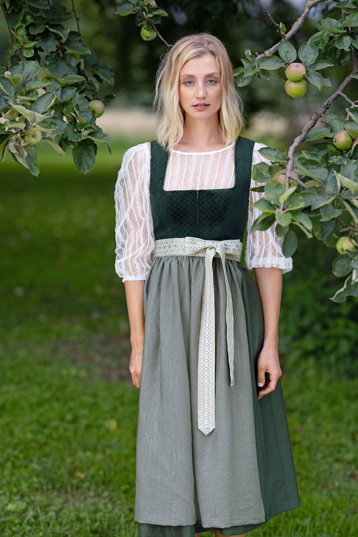 Marjo Samtdirndl Berndorf tannengrün