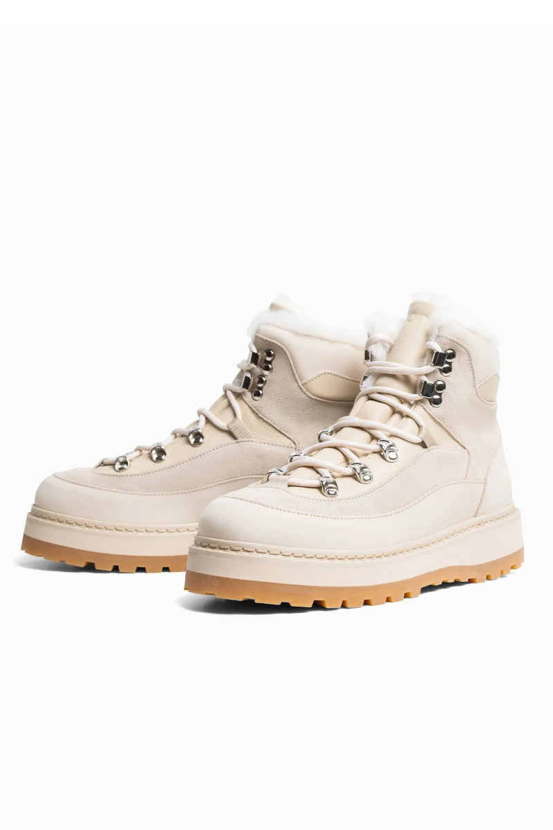 Mono Bergschuh Damen Ecru Lammfell Vorderansicht | Mono mountain boot women ecru lambskin front view