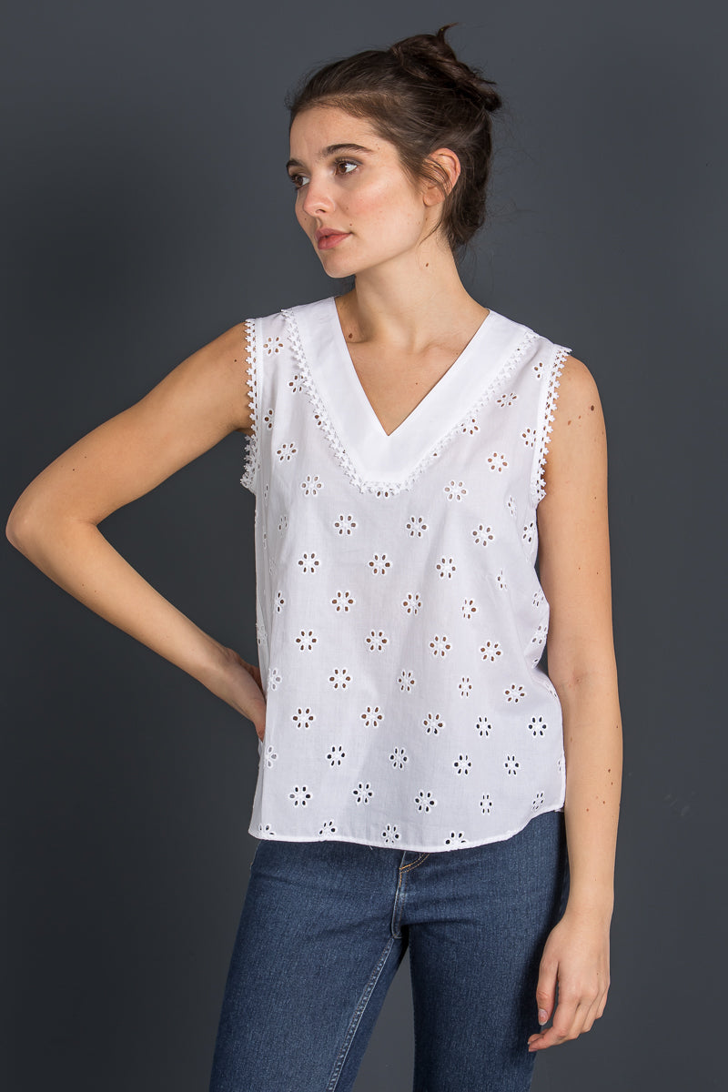 Wallmann Trachtenbluse ärmellos weiß Detail Lochstickerei | Wallmann Trachtenbluse sleeveless white eyelet detail