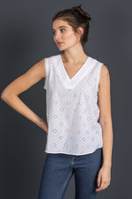 Wallmann Trachtenbluse ärmellos weiß Detail Lochstickerei | Wallmann Trachtenbluse sleeveless white eyelet detail
