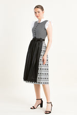 Wenger Dirndl Laetizia schwarz Detail | Wenger dirndl Laetizia black detail